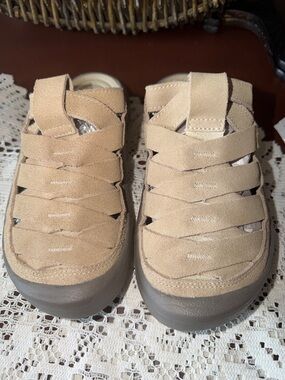 Women’s Tan Suede Casual Sandals